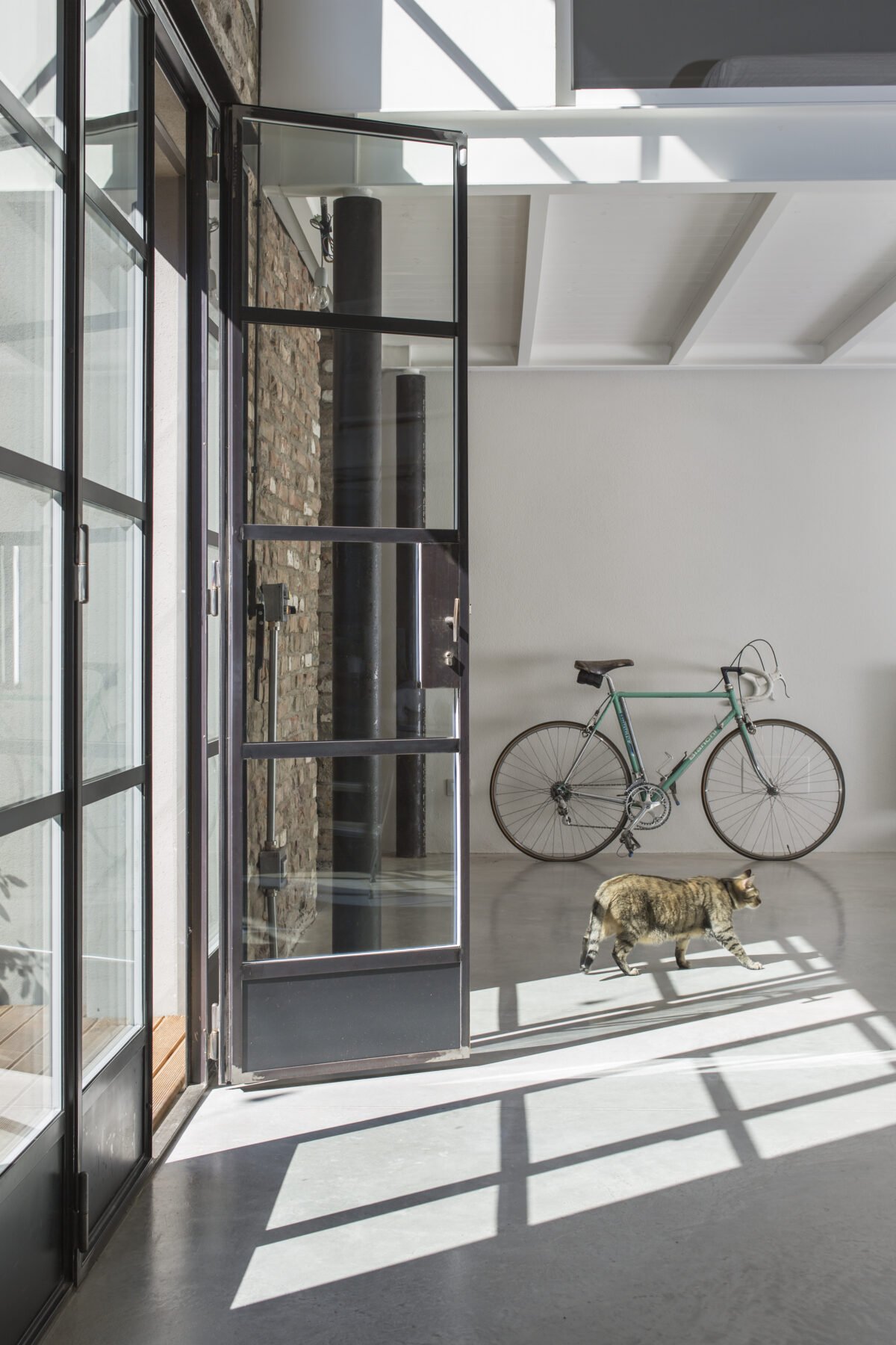 Archisearch Architects Luca Bertacchi & Sara Bergami design a loft in Bologna using FerroFinestra W40 steel system by Ottostumm | Mogs