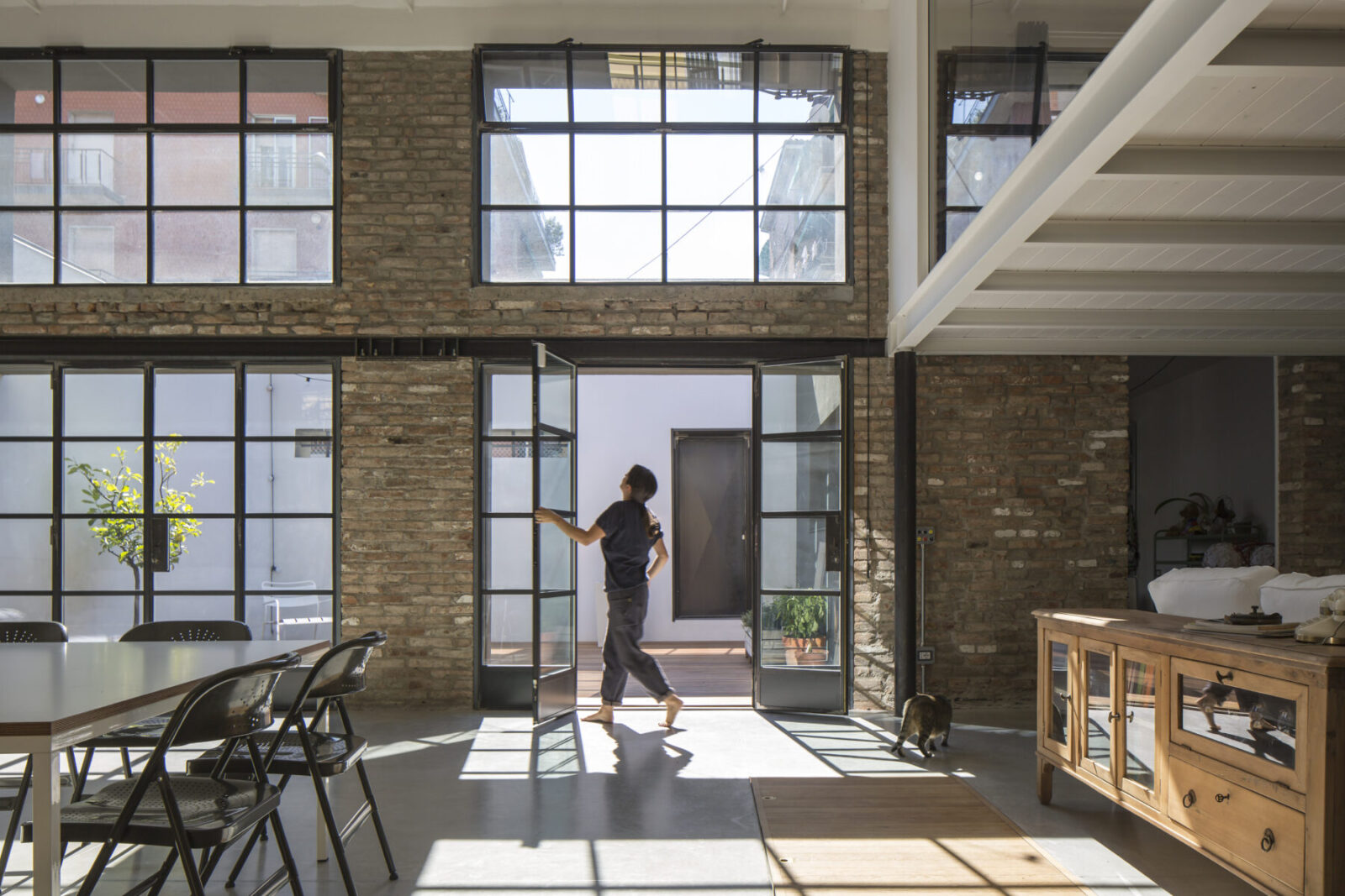 Archisearch Architects Luca Bertacchi & Sara Bergami design a loft in Bologna using FerroFinestra W40 steel system by Ottostumm | Mogs