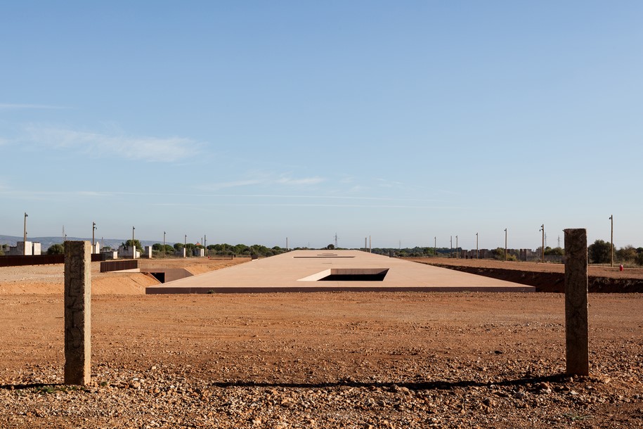 Archisearch The Rivesaltes Memorial is compressed between earth and sky, between past and memory / Rudy Ricciotti, Passelac & Roques Architects