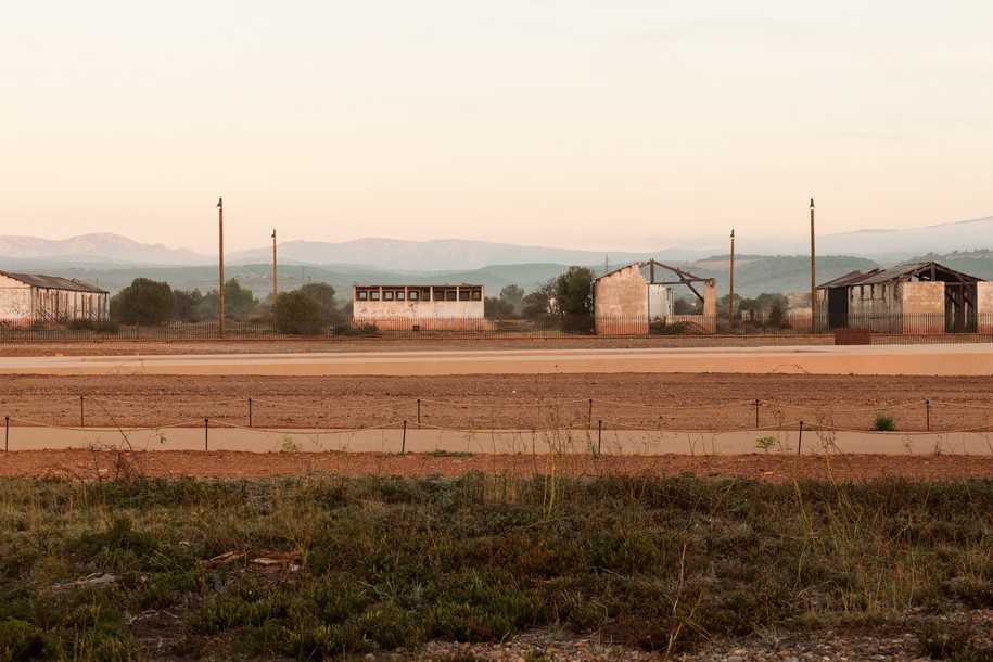 Archisearch The Rivesaltes Memorial is compressed between earth and sky, between past and memory / Rudy Ricciotti, Passelac & Roques Architects