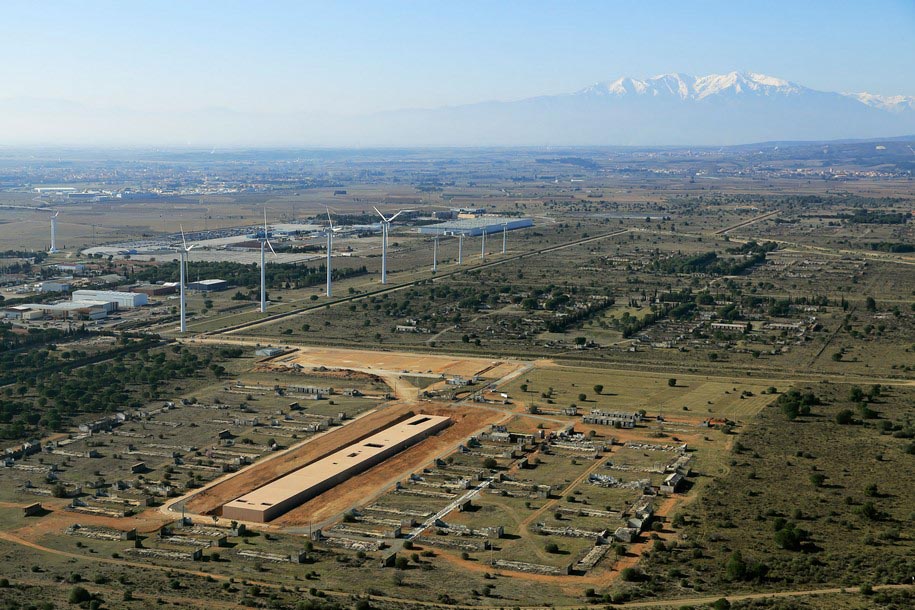 Archisearch The Rivesaltes Memorial is compressed between earth and sky, between past and memory / Rudy Ricciotti, Passelac & Roques Architects