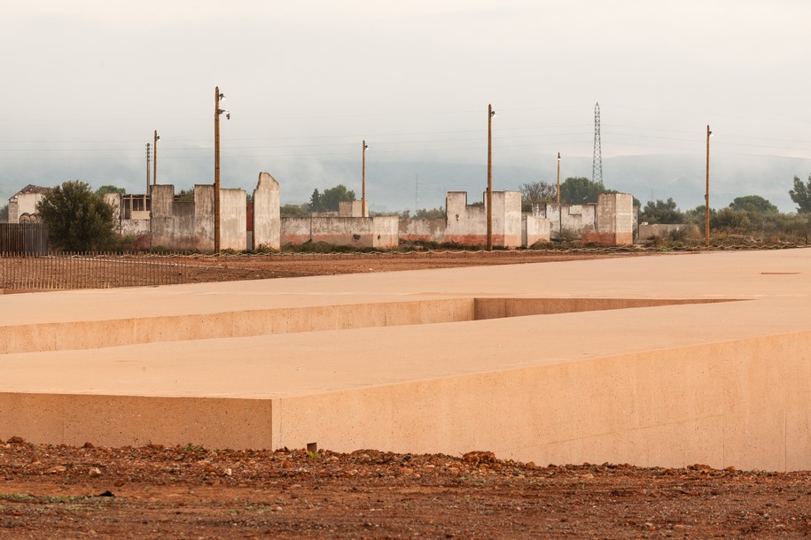 Archisearch The Rivesaltes Memorial is compressed between earth and sky, between past and memory / Rudy Ricciotti, Passelac & Roques Architects