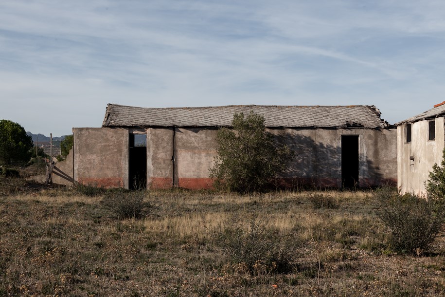 Archisearch The Rivesaltes Memorial is compressed between earth and sky, between past and memory / Rudy Ricciotti, Passelac & Roques Architects