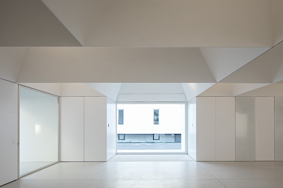 Meeting Centre in Grândola, Centro de Convívio de Grândola, Aires Mateus, Portugal, 2016, white, sculpted, monolithic