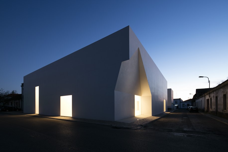 Meeting Centre in Grândola, Centro de Convívio de Grândola, Aires Mateus, Portugal, 2016, white, sculpted, monolithic