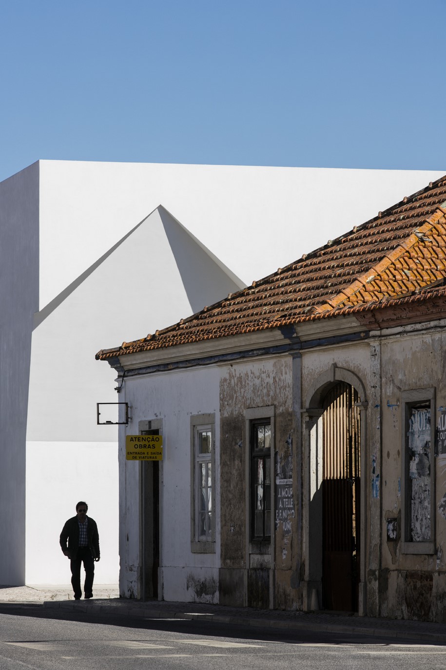 Meeting Centre in Grândola, Centro de Convívio de Grândola, Aires Mateus, Portugal, 2016, white, sculpted, monolithic