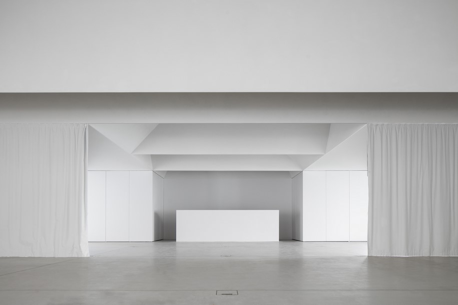 Meeting Centre in Grândola, Centro de Convívio de Grândola, Aires Mateus, Portugal, 2016, white, sculpted, monolithic