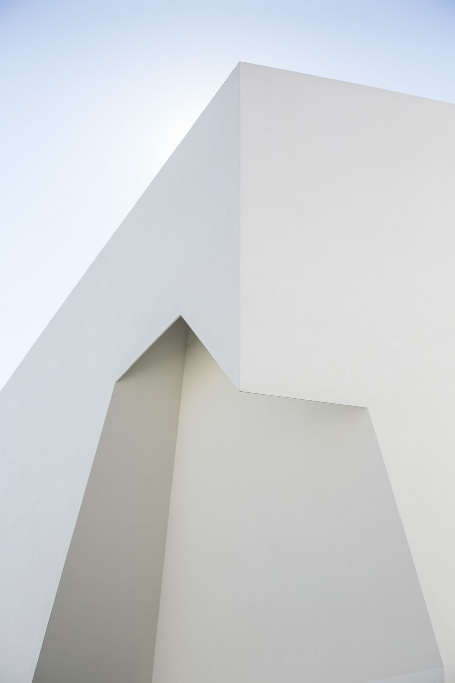 Meeting Centre in Grândola, Centro de Convívio de Grândola, Aires Mateus, Portugal, 2016, white, sculpted, monolithic