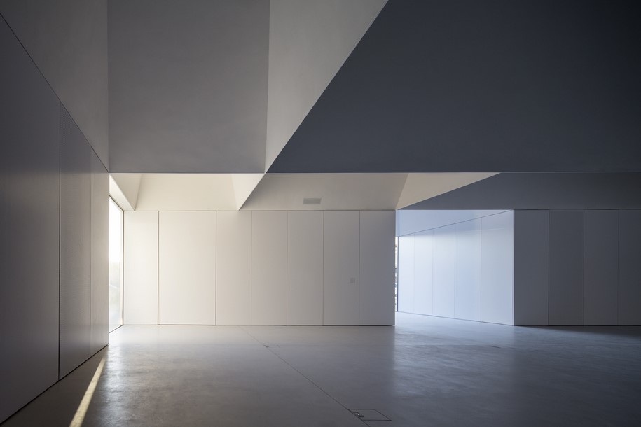 Meeting Centre in Grândola, Centro de Convívio de Grândola, Aires Mateus, Portugal, 2016, white, sculpted, monolithic