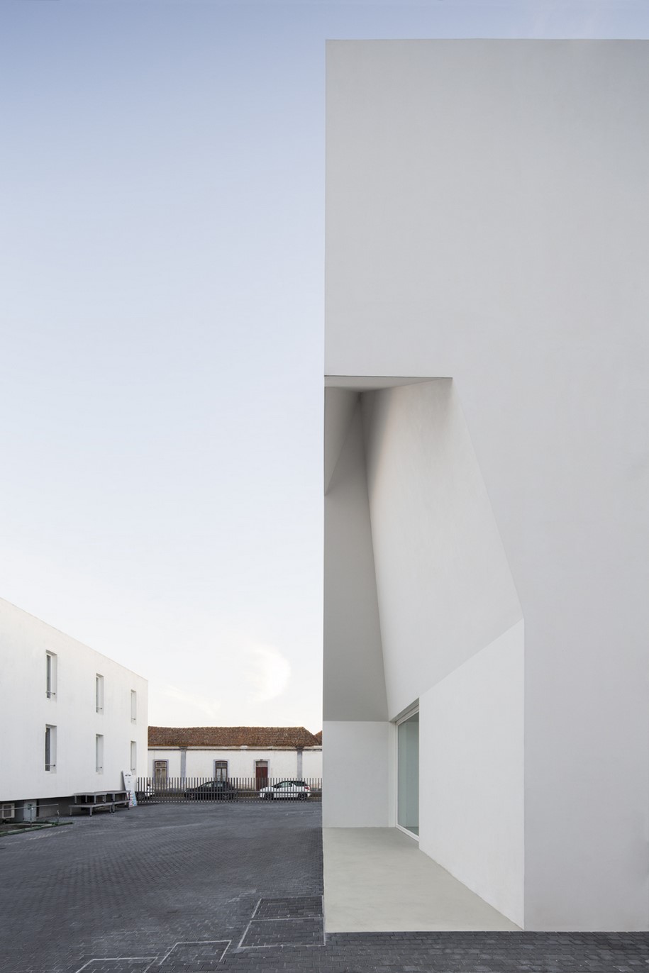 Meeting Centre in Grândola, Centro de Convívio de Grândola, Aires Mateus, Portugal, 2016, white, sculpted, monolithic