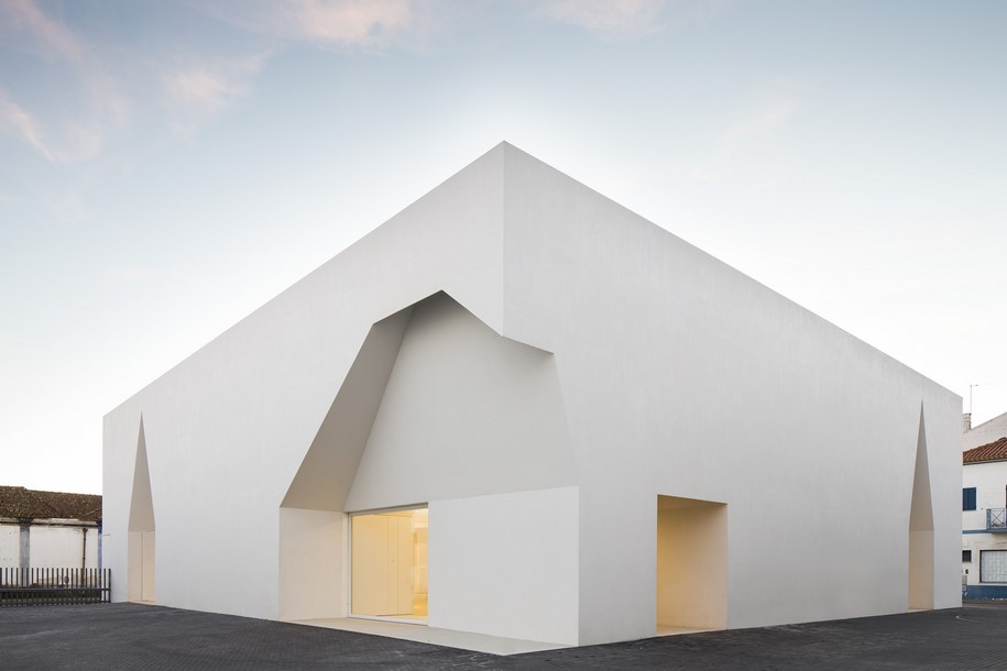 Meeting Centre in Grândola, Centro de Convívio de Grândola, Aires Mateus, Portugal, 2016, white, sculpted, monolithic