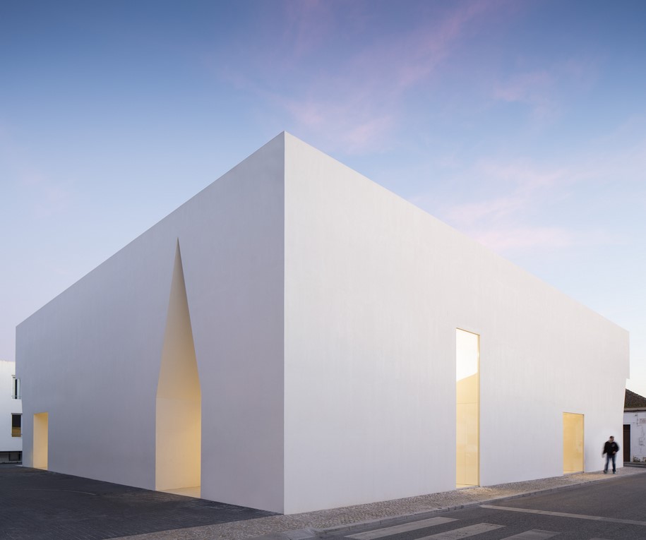 Meeting Centre in Grândola, Centro de Convívio de Grândola, Aires Mateus, Portugal, 2016, white, sculpted, monolithic