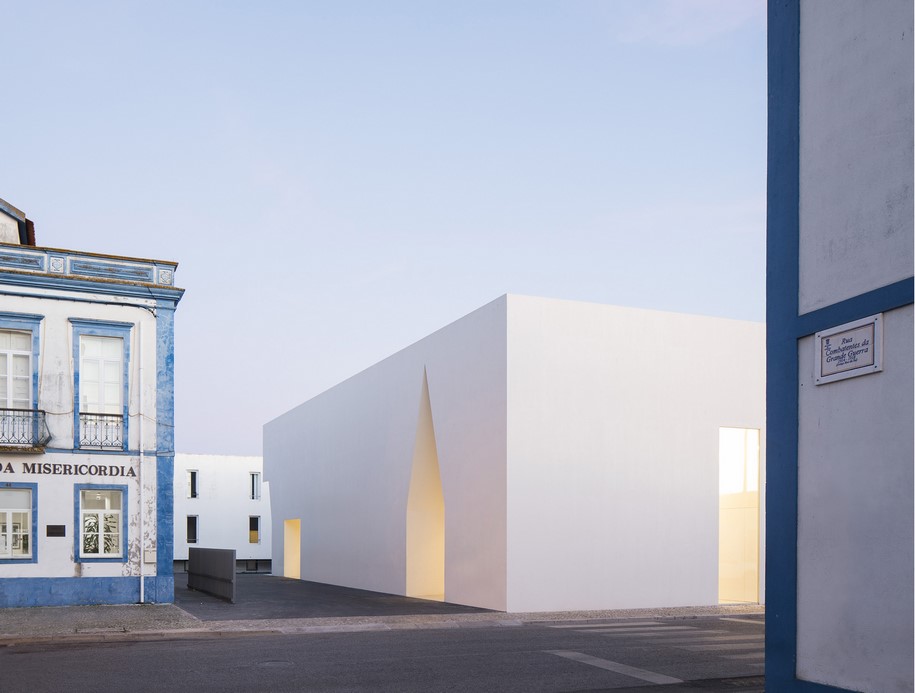 Meeting Centre in Grândola, Centro de Convívio de Grândola, Aires Mateus, Portugal, 2016, white, sculpted, monolithic