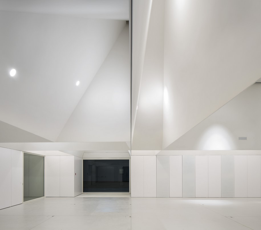 Meeting Centre in Grândola, Centro de Convívio de Grândola, Aires Mateus, Portugal, 2016, white, sculpted, monolithic