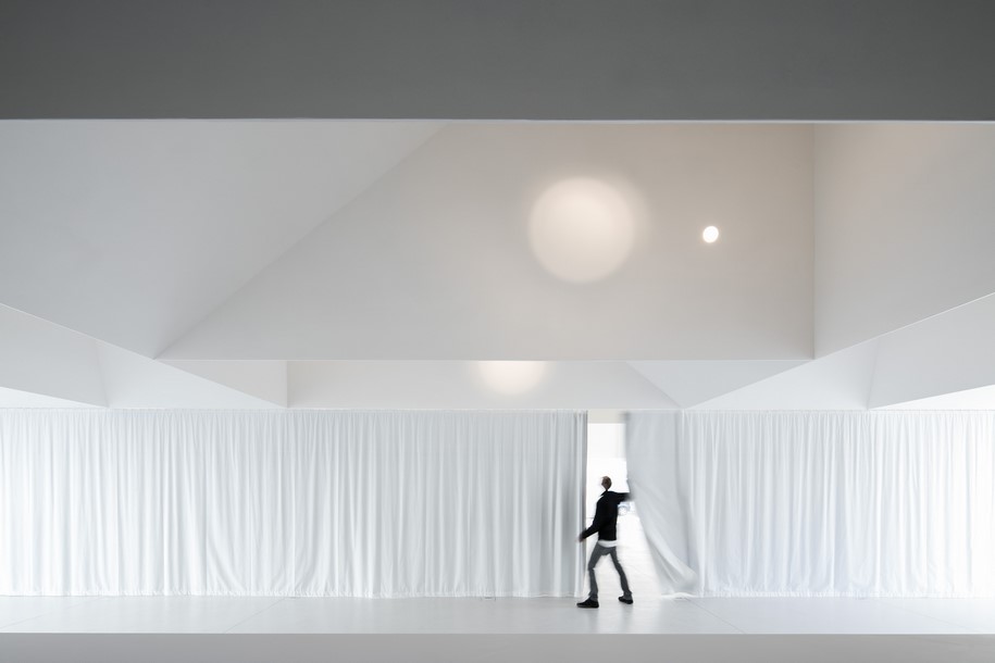 Meeting Centre in Grândola, Centro de Convívio de Grândola, Aires Mateus, Portugal, 2016, white, sculpted, monolithic