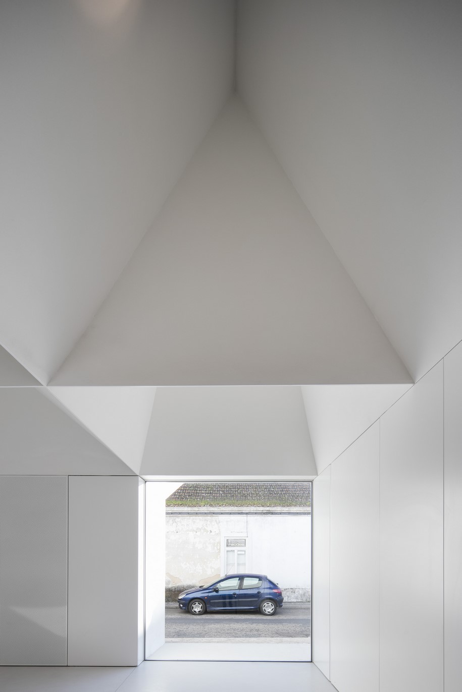 Meeting Centre in Grândola, Centro de Convívio de Grândola, Aires Mateus, Portugal, 2016, white, sculpted, monolithic