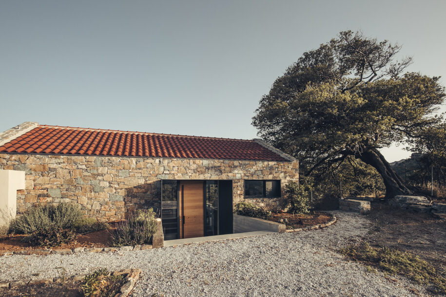 Archisearch Architects Chiara Armando & Vittoria Spinoni in collaboration with POLYERGO designed a summer house in Crete in strong connection with the genius loci