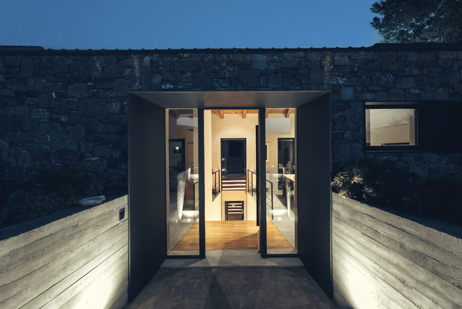 Archisearch Architects Chiara Armando & Vittoria Spinoni in collaboration with POLYERGO designed a summer house in Crete in strong connection with the genius loci