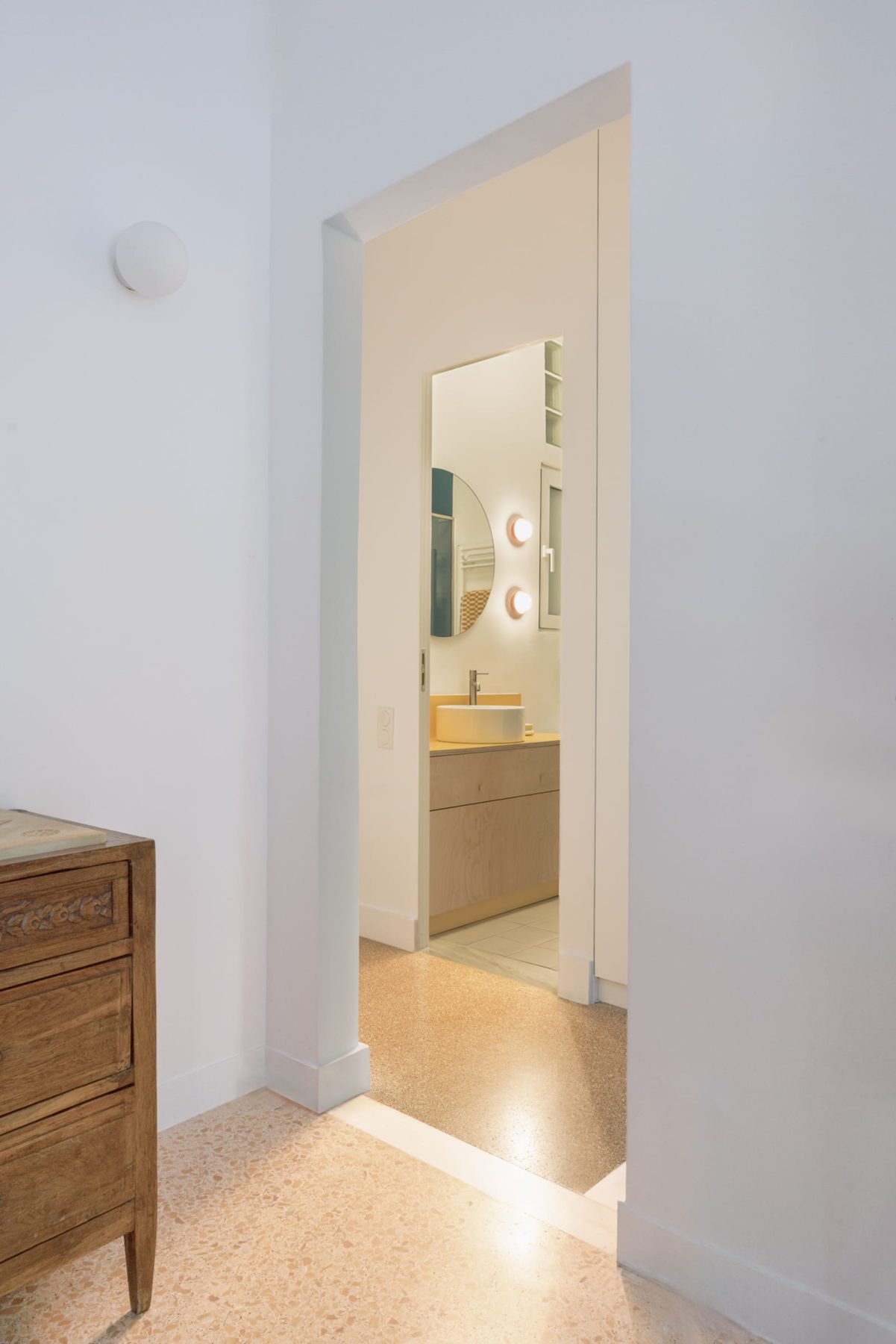 Archisearch More with Less: Studio Lok reconnects an Athenian apartment with the greenery of Finopoulou Hill