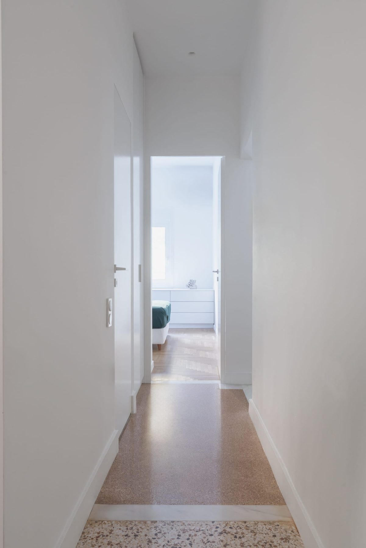 Archisearch More with Less: Studio Lok reconnects an Athenian apartment with the greenery of Finopoulou Hill