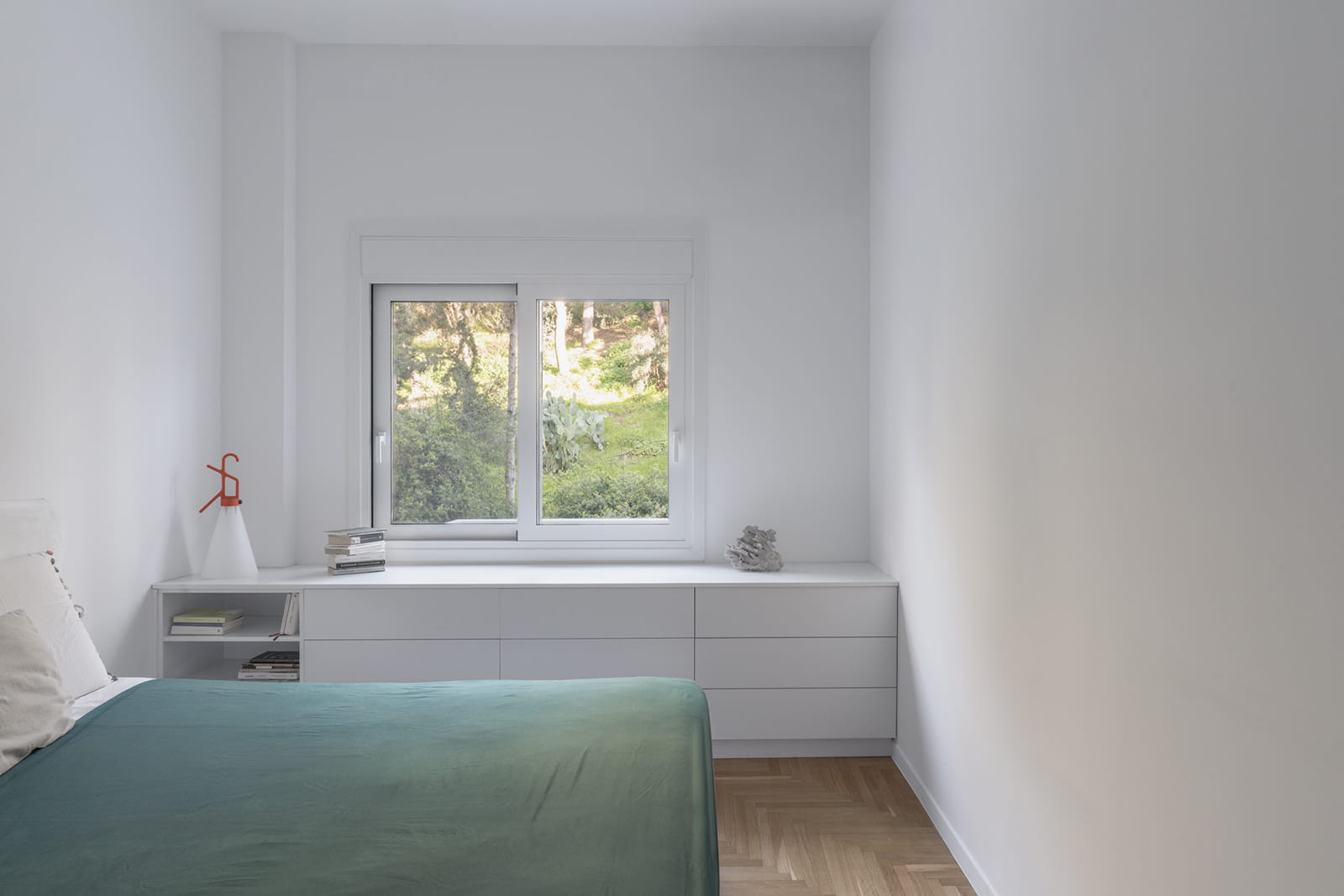 Archisearch More with Less: Studio Lok reconnects an Athenian apartment with the greenery of Finopoulou Hill