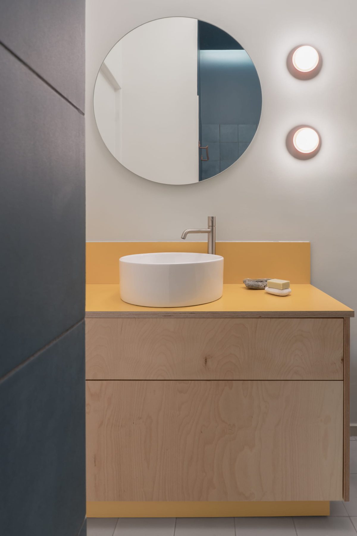 Archisearch More with Less: Studio Lok reconnects an Athenian apartment with the greenery of Finopoulou Hill