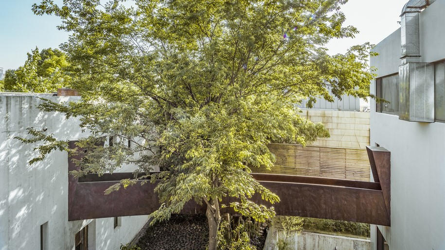 Archisearch Wutopia Lab shifts dwelling from an Isozaki-designed artist's studio to an adjacent one