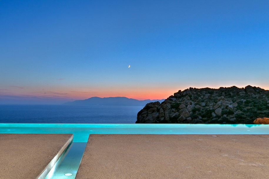 Archisearch An Undercut Residence in Ios Overlooking the Aegean Sea / Christos Vlachos