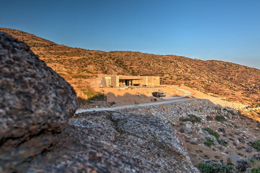 Archisearch An Undercut Residence in Ios Overlooking the Aegean Sea / Christos Vlachos