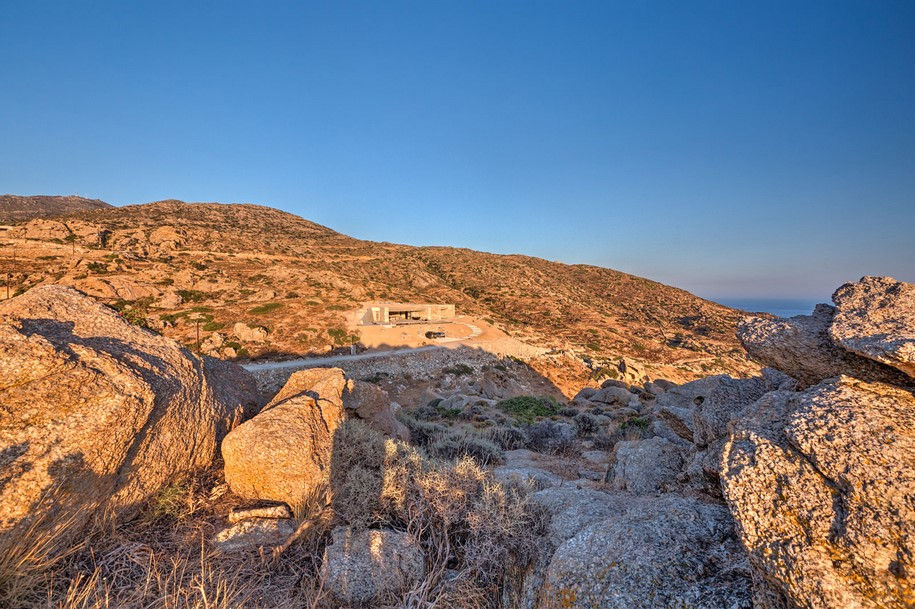 Archisearch An Undercut Residence in Ios Overlooking the Aegean Sea / Christos Vlachos