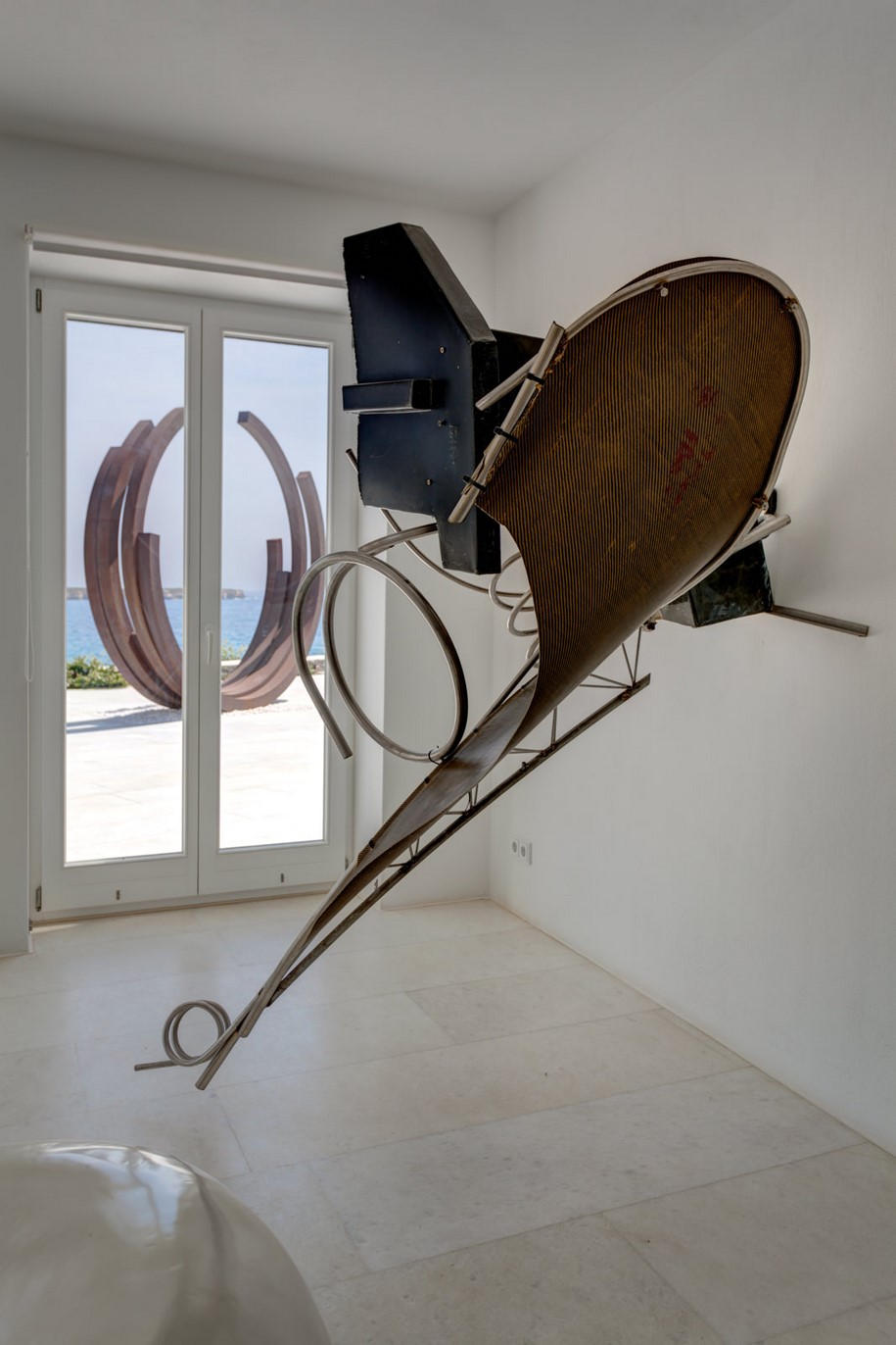 Archisearch A House in Paros Embraces Art / Vazeos Petropoulos - Maria Demetriadis