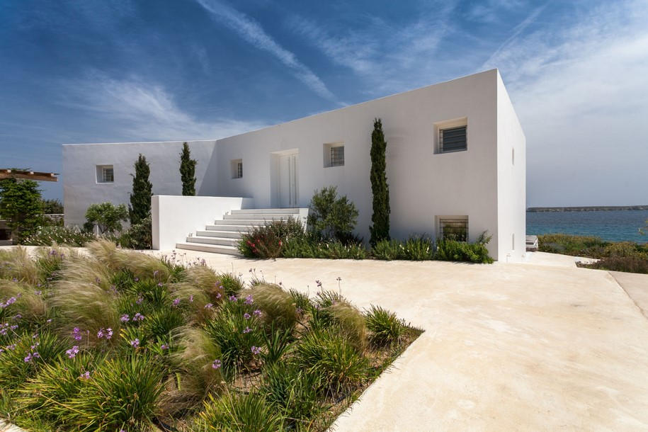 house, residence, art, artist, George Fakaros, Vazeos Petropoulos, Maria Demetriadis, Paros, Aegean Sea, summer, Greece, vacation, minimal, white, home, interior