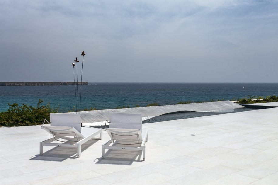 Archisearch A House in Paros Embraces Art / Vazeos Petropoulos - Maria Demetriadis