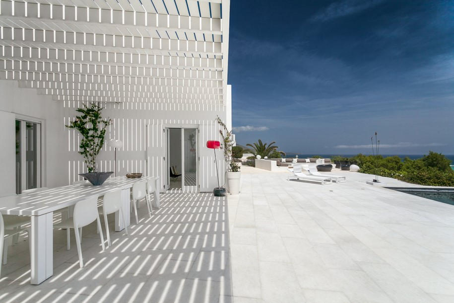 house, residence, art, artist, George Fakaros, Vazeos Petropoulos, Maria Demetriadis, Paros, Aegean Sea, summer, Greece, vacation, minimal, white, home, interior