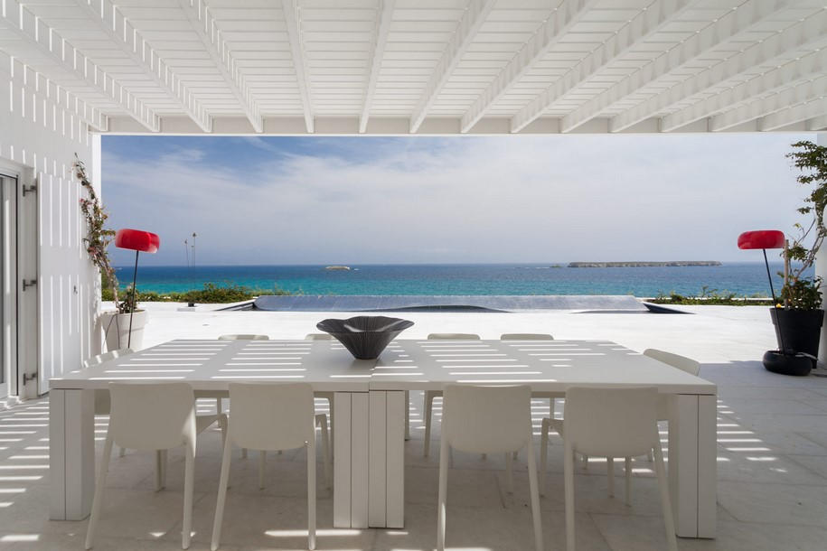 Archisearch A House in Paros Embraces Art / Vazeos Petropoulos - Maria Demetriadis