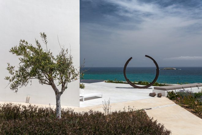Archisearch - A House in Paros Embraces Art / Vazeos Petropoulos - Maria Demetriadis