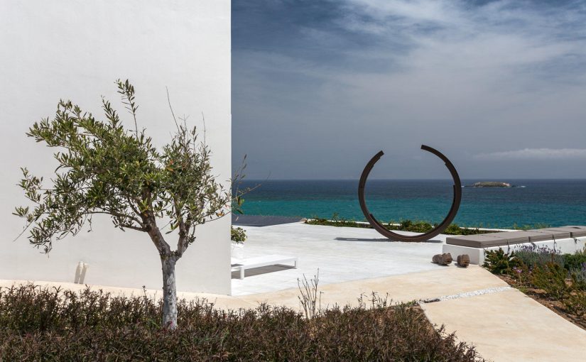 house, residence, art, artist, George Fakaros, Vazeos Petropoulos, Maria Demetriadis, Paros, Aegean Sea, summer, Greece, vacation, minimal, white, home, interior