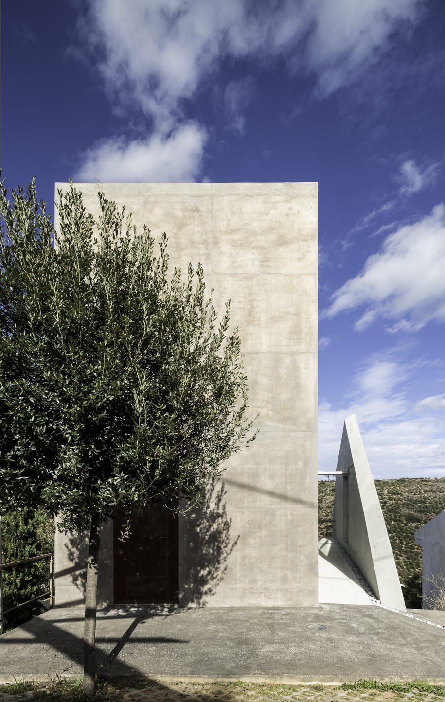 Tense Architecture Network, residence, house, TAN, 2011, greek architects, Greece, Kallitechnoupoli, concrete, cut