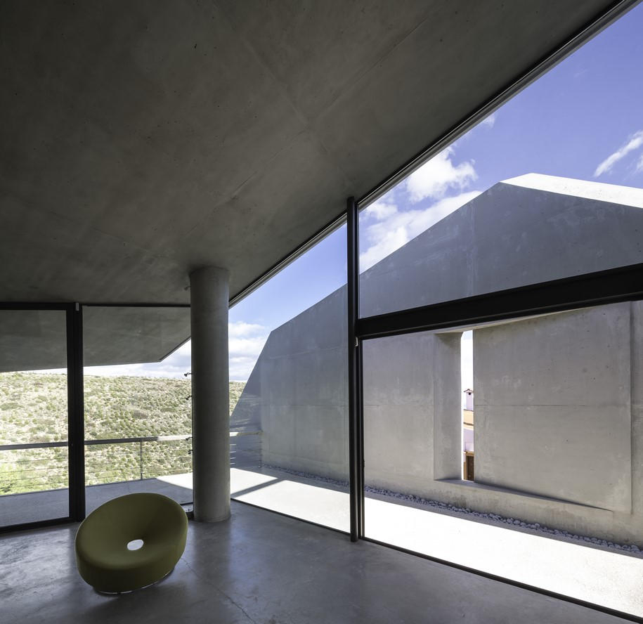 Tense Architecture Network, residence, house, TAN, 2011, greek architects, Greece, Kallitechnoupoli, concrete, cut