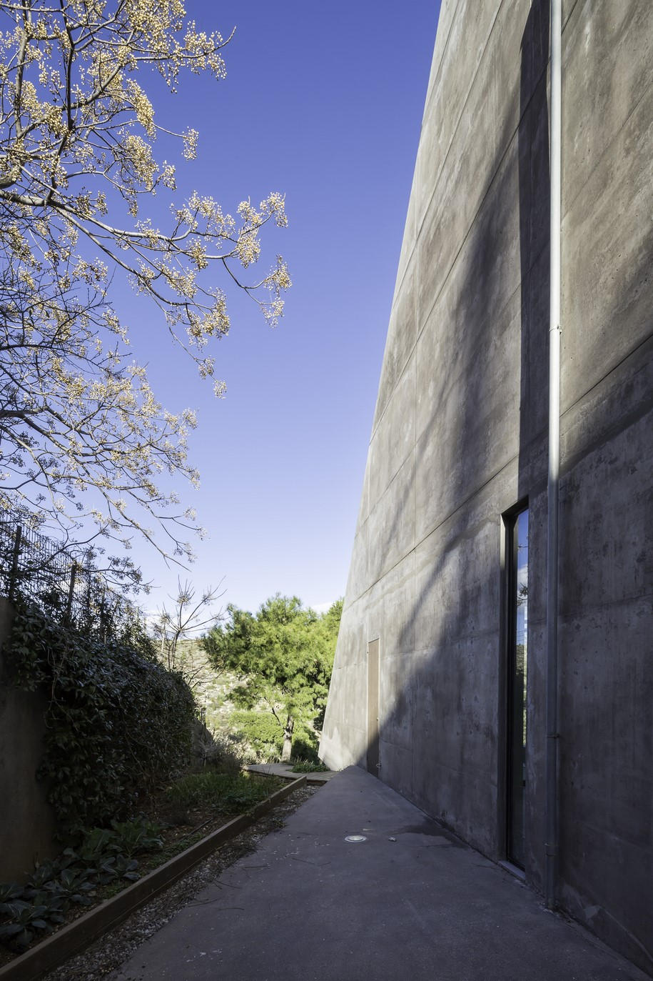 Archisearch Oblique Cuts through the Concrete: Residence in Kallitechnoupolis / Tense Architecture Network