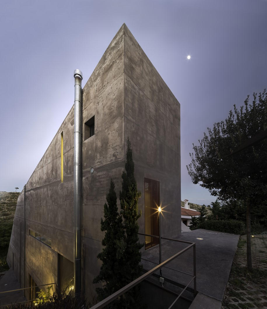 Tense Architecture Network, residence, house, TAN, 2011, greek architects, Greece, Kallitechnoupoli, concrete, cut