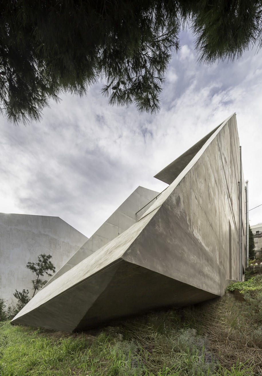 Tense Architecture Network, residence, house, TAN, 2011, greek architects, Greece, Kallitechnoupoli, concrete, cut