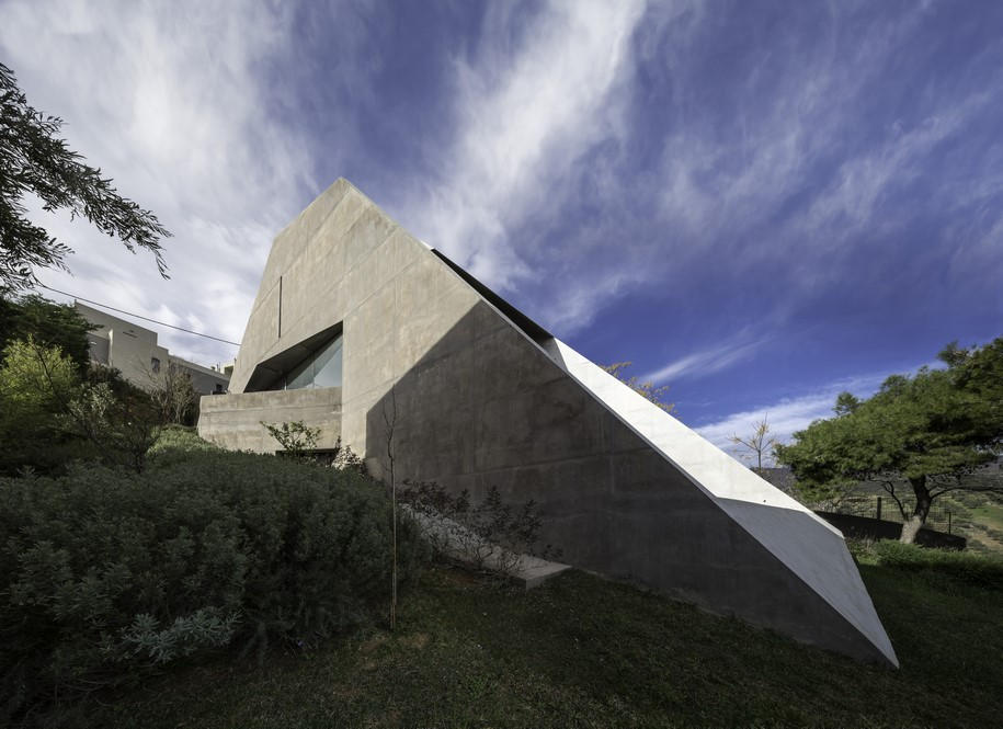 Tense Architecture Network, residence, house, TAN, 2011, greek architects, Greece, Kallitechnoupoli, concrete, cut