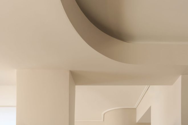 Archisearch - Οι Grozopoulos+Associates επανασχεδιάζουν διαμέρισμα στη Γλυφάδα μέσα από καμπύλες γεωμετρίες και φυσικά υλικά.