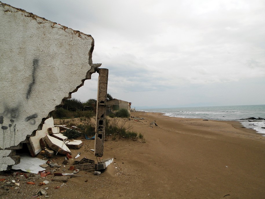 Archisearch SPIAGGIA: Shifts of perception in the interaction between the natural and the artificial  |  Research thesis by Vassiliki Lianou