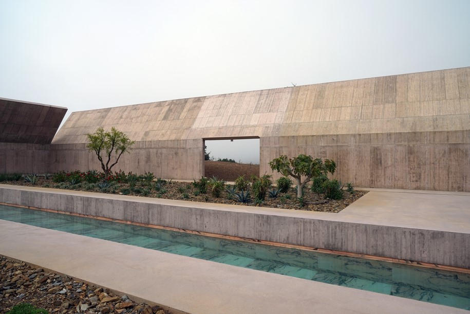 alerio Olgiati, Villa Além, garden, rural landscape, Portugal, Alentejo, concrete, steel, marble, portuguese architects, Atlantic Ocean, sea