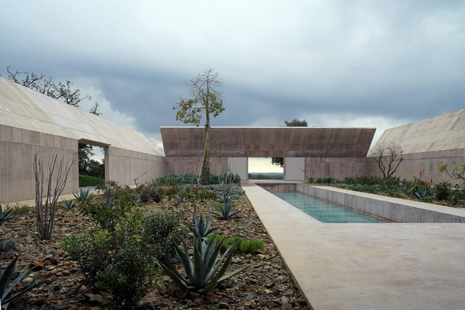 alerio Olgiati, Villa Além, garden, rural landscape, Portugal, Alentejo, concrete, steel, marble, portuguese architects, Atlantic Ocean, sea