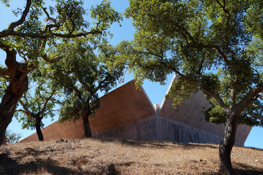 alerio Olgiati, Villa Além, garden, rural landscape, Portugal, Alentejo, concrete, steel, marble, portuguese architects, Atlantic Ocean, sea