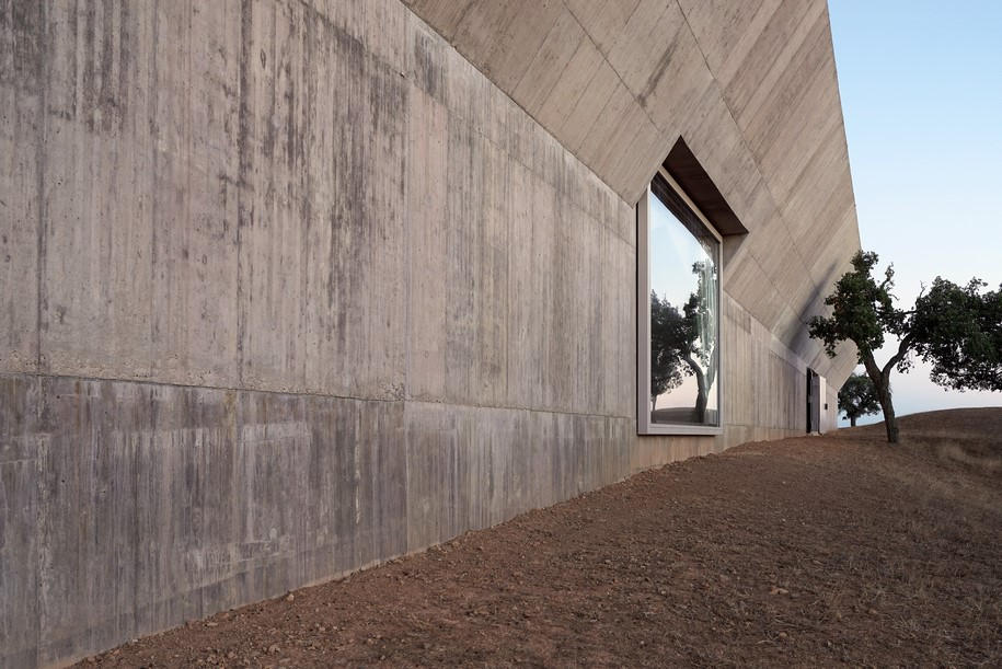 alerio Olgiati, Villa Além, garden, rural landscape, Portugal, Alentejo, concrete, steel, marble, portuguese architects, Atlantic Ocean, sea