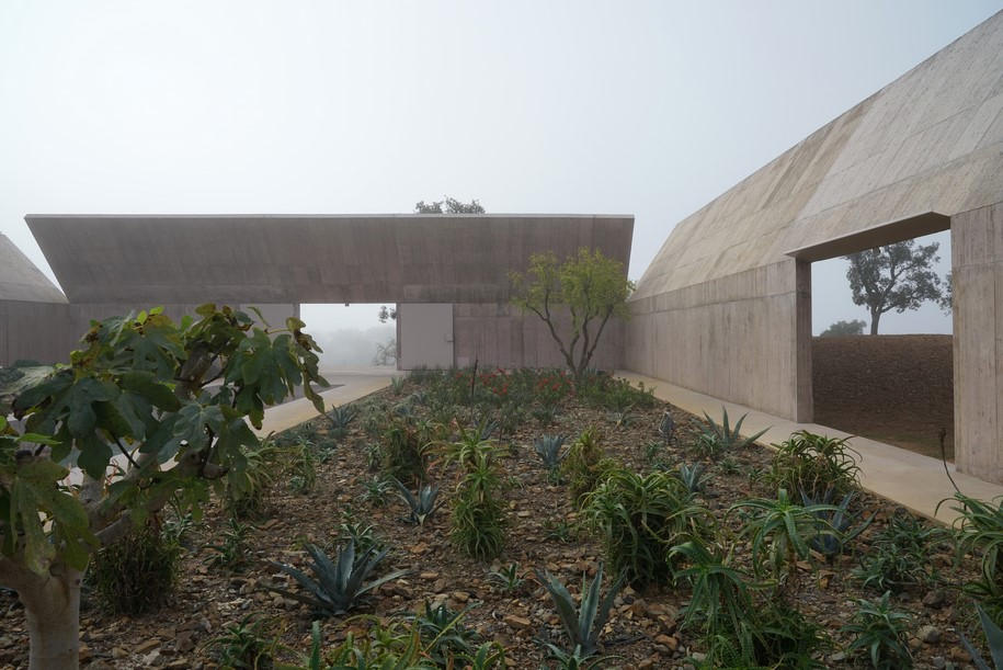 alerio Olgiati, Villa Além, garden, rural landscape, Portugal, Alentejo, concrete, steel, marble, portuguese architects, Atlantic Ocean, sea